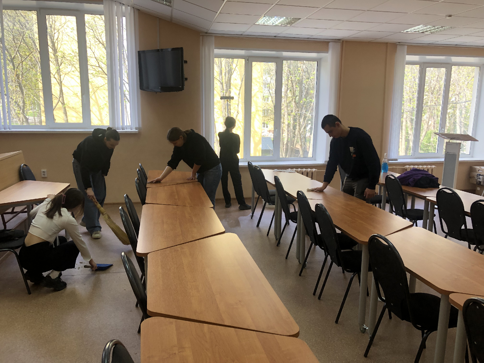 20 апреля 2024 года группа 23ИПО1 (куратор – проф. каф. ВИиО В.И. Шувалов) приняла участие в субботнике по уборке аудиторий 11 корпуса ПГУ и приведению в порядок прилегающей территории